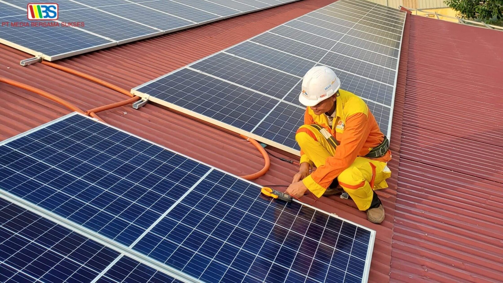 atap panel surya